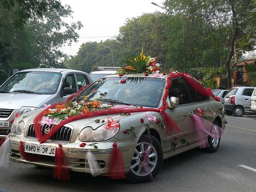 Come decorare una macchina per un matrimonio
