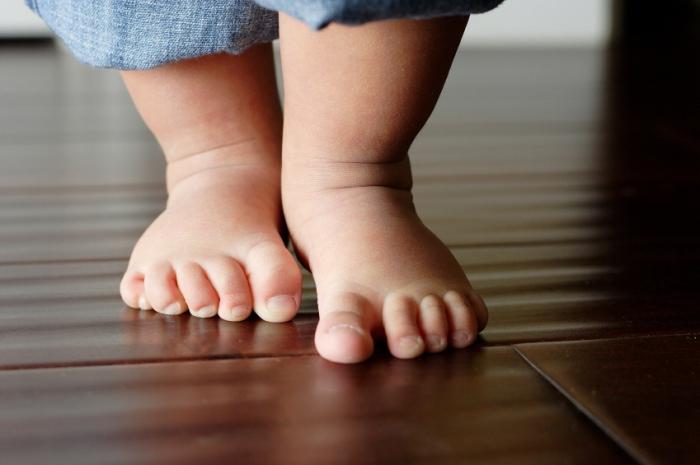 Quando il bambino inizia a camminare: i tempi, i possibili problemi e aiutare il bambino