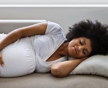 Le donne incinte possono dormire sulla schiena nel 3 ° trimestre