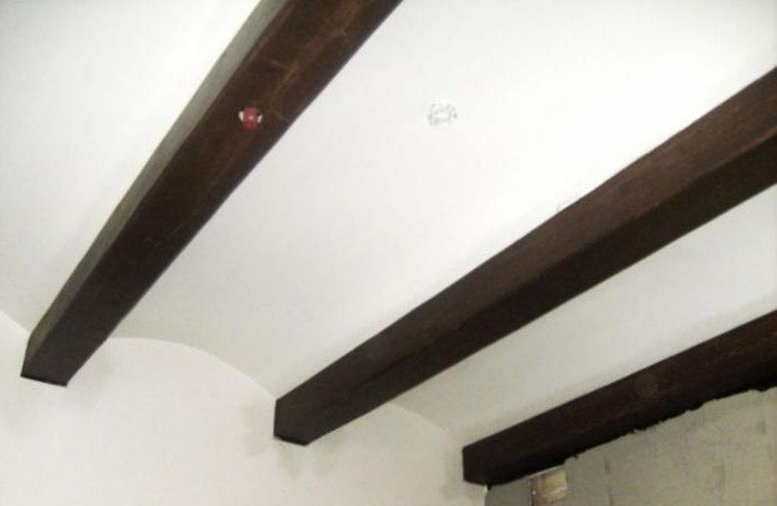 Travi decorative a soffitto realizzate in poliuretano, realizzate in legno. Installazione di travi decorative sul soffitto con le proprie mani