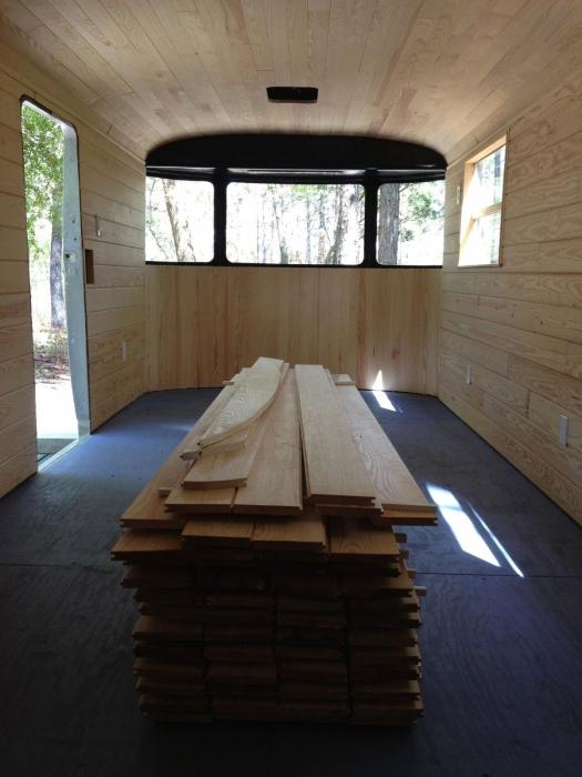 Involucro in una casa di legno durante l'installazione di finestre o porte