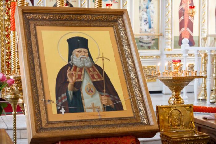 pregando la sacra cipolla della Crimea sulla guarigione