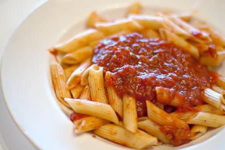 Cottura della pasta con passata di pomodoro e condimenti