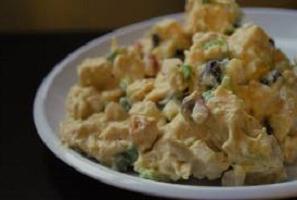 Prepariamo un'insalata con funghi e pollo, formaggio e altri piatti con carne di pollame