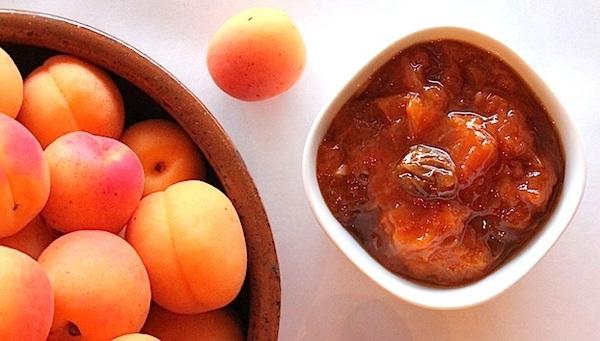 Come cucinare la marmellata di albicocche con i nucleoli?