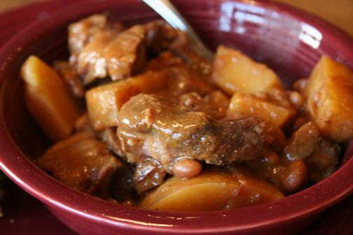 Come cucinare la carne con le patate in una pentola nel forno