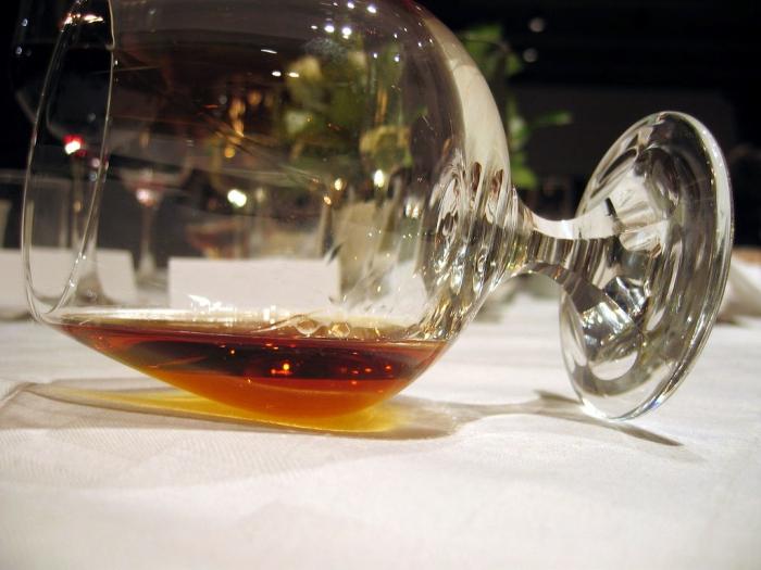Come si fa a bere correttamente il brandy? Impara i segreti dei buongustai