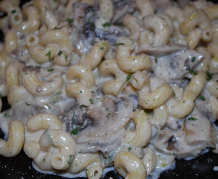 Come cucinare la pasta in una casseruola e fare da loro un pranzo abbondante