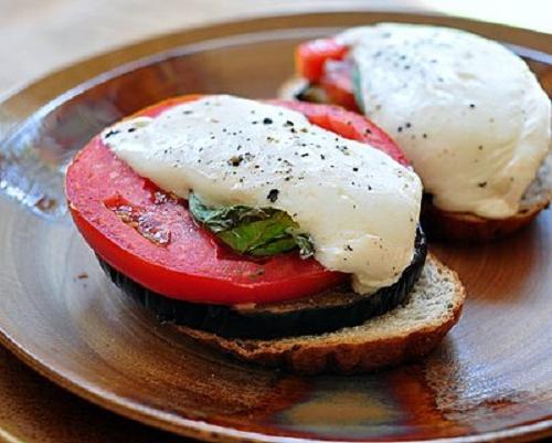 Come gustoso e bello cuocere le melanzane nel forno