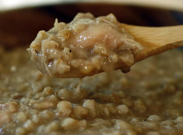 Orzo perlato con carne in umido in una multivariata: come cucinare