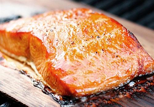 Suggeriamo di cuocere il salmone rosa al forno