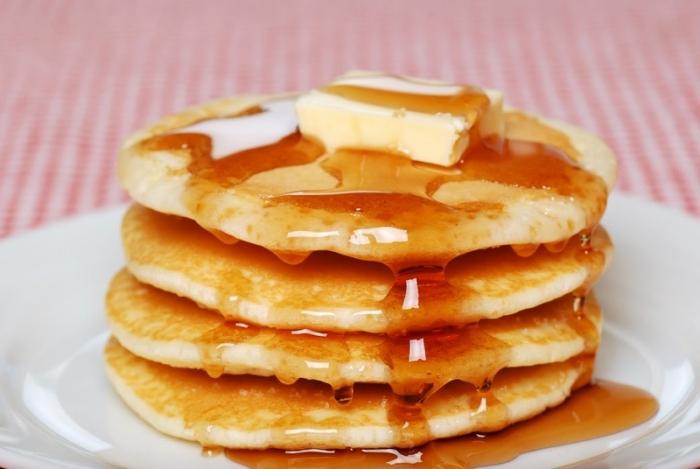 Una ricetta semplice per i pancake sottili sul latte