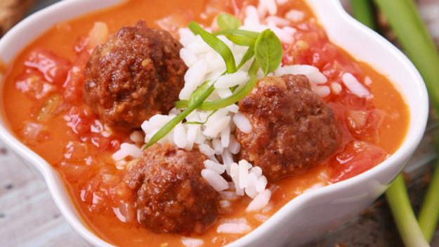 Suggerimenti per iniziare una casalinga: come cucinare le polpette con sugo di carne