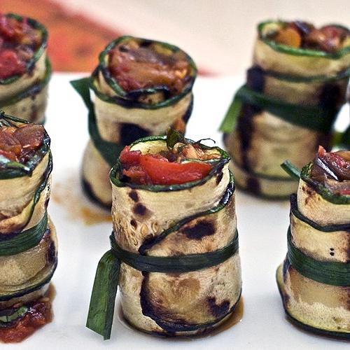 Antipasto delizioso - rotolo di melanzane con formaggio e aglio