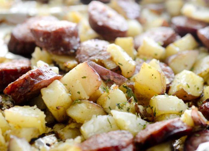 Piatto gustoso - patate con salsicce al forno