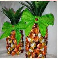 Facciamo un regalo originale e bellissimo - ananas con champagne e dolci