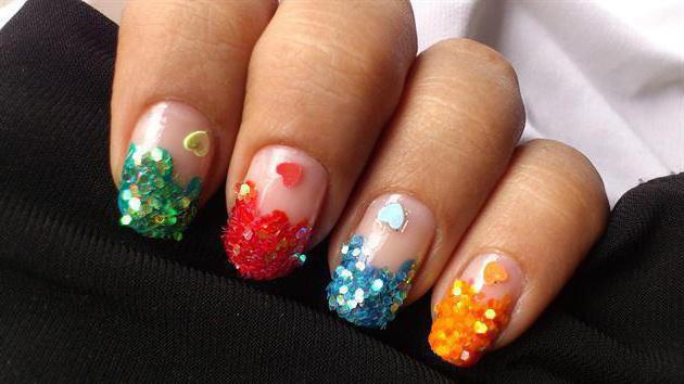 design di manicure con paillettes