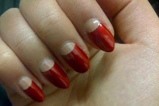 Manicure lunare insolito e originale