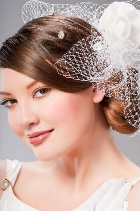 I capelli con il diadema sono la soluzione migliore per ogni sposa