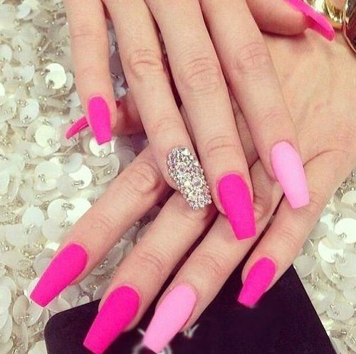 manicure con lacca rosa brillante