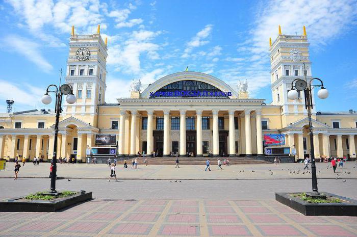 Automobile e stazioni ferroviarie di Kharkov. Infrastruttura di trasporto della città