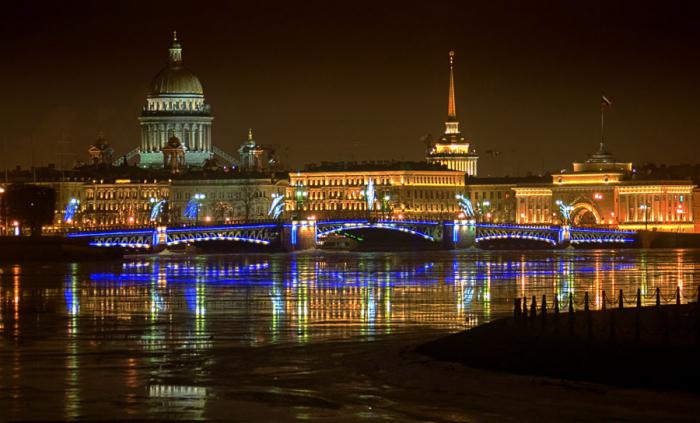 Il Palace Bridge a San Pietroburgo. Quanto costruisci il Palace Bridge?