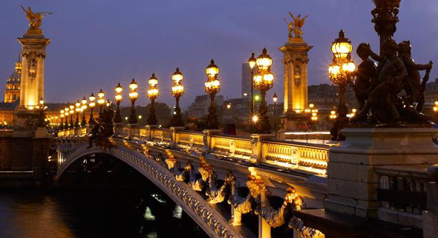 Il più bel monumento di architettura, chiamato in onore di Alessandro 3, è il ponte di Parigi