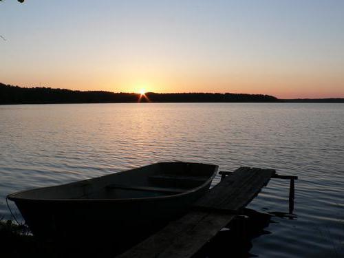 Lago Nakhimov - un bacino idrico nella regione di Leningrado