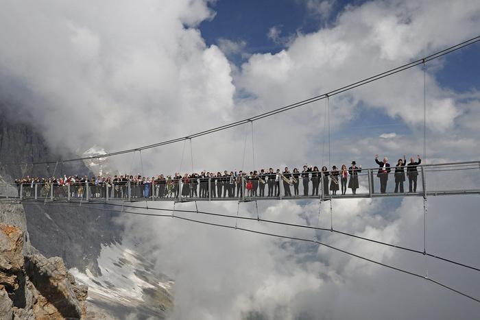 Glass Bridge in Cina: la combinazione più interessante di benefici ed estetica