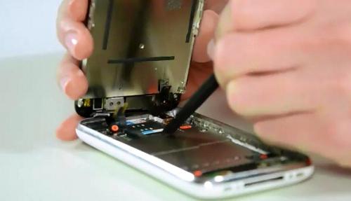 Sostituisci la batteria dell'iPhone 4 con le tue mani. O non correre rischi?