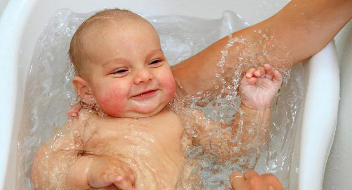 Posso fare il bagno al mio bambino con il raffreddore? Opinioni di medici e consigli